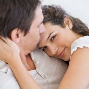 女人与男人使用阴茎增大凝胶